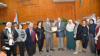 محافظ أسيوط يكرم رئيس الإدارة المركزية لفرع هيئة الاستثمار لبلوغه السن القانونية