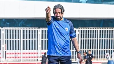 مدحت عبد الهادي يمنح تعليمات فنية لثنائي الزمالك
