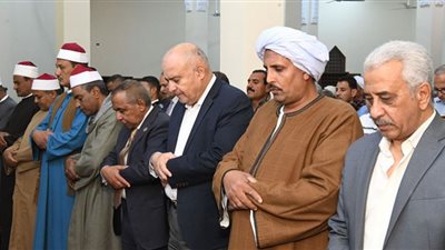 محافظ قنا يصلى التراويح فى مسجد الفتح بجزيرة العبل بعد افتتاحه
