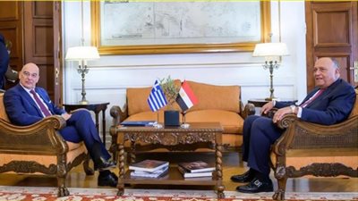 وزير الخارجية يجري مباحثات مع نظيره اليوناني وينقل رسالة من الرئيس السيسي