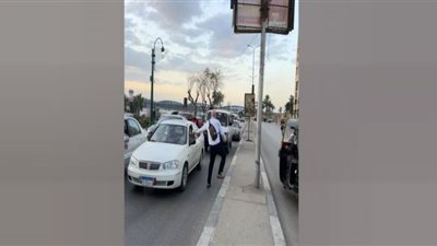 دبلوماسيو سفارة كندا في القاهرة يوزعون العصائر وقت الإفطار