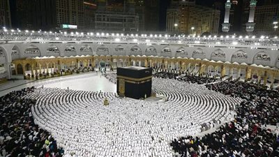 صلاة العشاء والتراويح من الحرم المكي.. بث مباشر