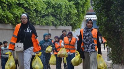 رئيس جامعة الإسكندرية يشارك في توزيع وجبات إفطار لأهالي قرى ريف المنتزه (صور)