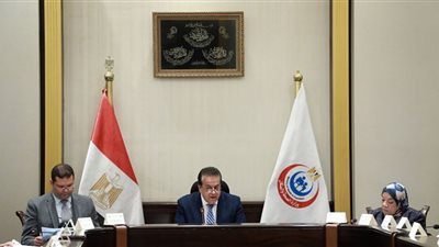 وزير الصحة يوجه بالتوسع في الاستثمارات بقطاع التصنيع الدوائي
