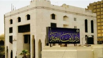 هل توزيع الصدقات عند زيارة المقابر بدعة؟.. الإفتاء توضح