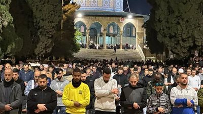 الآلاف يقهرون الاحتلال ويؤدون العشاء والتراويح بالمسجد الأقصى.. بث مباشر