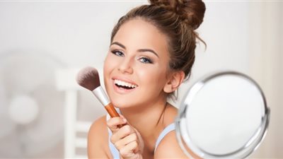 فرش المكياج أقذر من مقعد المرحاض.. بكتيريا سامة والسر (تقرير صادم)