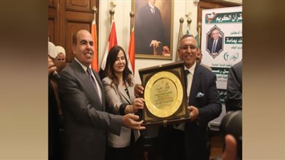 الدكتور عبدالسند يمامة يكرم حفظة القرآن الكريم