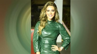 هبة عبدالعزيز تسحر العيون بالأبيض والموف الغامق.. صور