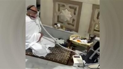 معتمر يقيم الصلاة في الحرم المكي بأجهزة التنفس والأكسجين.. قوة الإيمان
