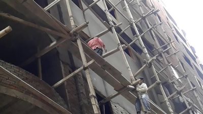 إصابة عامل وقع من أعلى سقالة بالفيوم