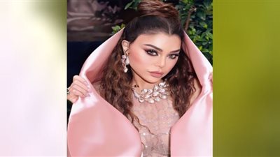 هيفاء وهبي زهرة في بستان بحبات الخرز والكعب العالى.. صور