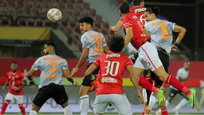 الأهلي وفاركو.. خبير تحكيمي يؤكد صحة قرار إلغاء هدف قندوسي