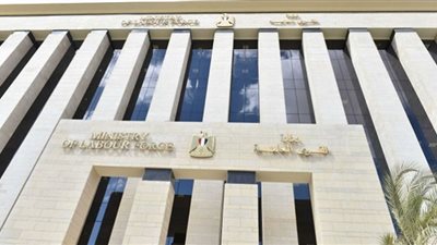 مكتب التمثيل العمالي بأبو ظبي يُعيد مستحقات عمال مصريين بالإمارات