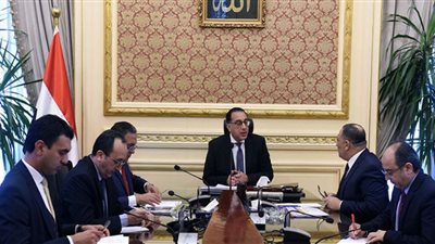 مدبولي يستعرض مع مدير 