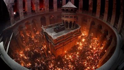 لحظة خروج النور المقدس من كنيسة القيامة في القدس.. بث مباشر
