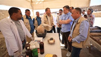 وزير السياحة يتفقد موقع حفائر البعثة الأثرية المصرية بسقارة