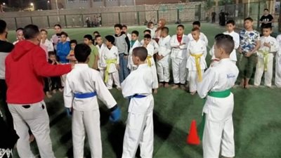 توزيع جوائز على الفائزين في مسابقة الكاراتيه بالمنيا