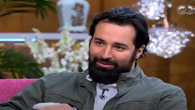 رامز يسخر من أحمد حاتم: جاي من الحرفيين وداهن شعره بزيت