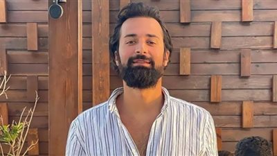 رامز جلال يحلق ذقن أحمد حاتم بعد مقلب 