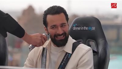 رامز جلال يجبر أحمد حاتم بوضع ضفدع فوق رأسه