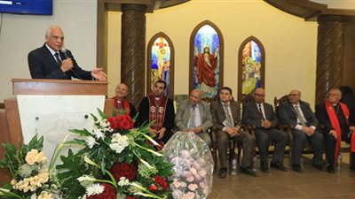 محافظ الجيزة يحضر قداس عيد القيامة بالكنيسة الإنجيلية بالجيزة