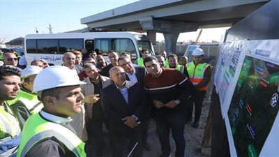 وزير النقل يتابع تنفيذ مشروعات الطرق والكباري في محافظتي الدقهلية ودمياط