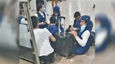 طاقم الخطوط السعودية في مطار الخرطوم ينتظرون المساعدة بعد احتراق طائرتهم