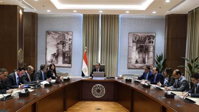رئيس الوزراء يبحث مقترحات تيسير إجراءات الاستثمار