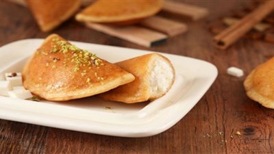 حضري قطايف مقرمشة بالجبن لسفرة رمضان