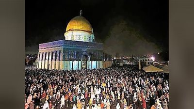 الآلاف يصلون العشاء والتراويح بالمسجد الأقصى بعد اقتحامه (بث مباشر)