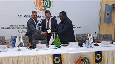 تكريم رئيس اتحاد العمال المصريين بايطاليا في احتفالية منظمة الوحدة النقابية الافريقية