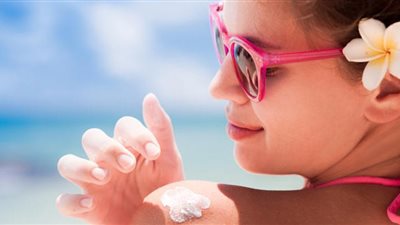 هل واقي الشمس يحمي من سرطان الجلد؟.. طبيب جلدية يحسم الجدل