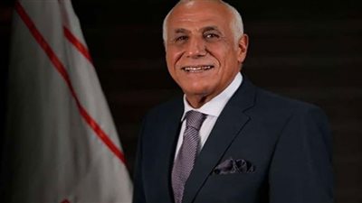 حسين لبيب يهنئ أبطال الزمالك لكرة الطائرة بعد الفوز بالدوري أمام الأهلي