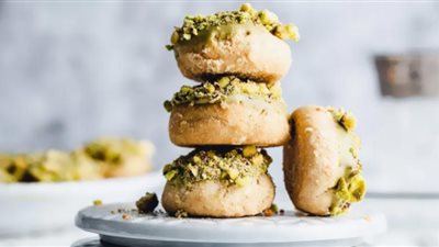 طريقة عمل كحك بالفستق لضيافة عيد الفطر المبارك