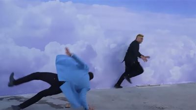 زلة قدم مميتة تمنع محمد الغيطي من ضرب رامز جلال.. شاهد