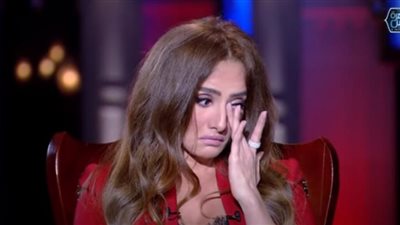 زينة تدخل في نوبة بكاء على الهواء (فيديو)