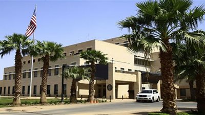 الدعم السريع في السودان تستهدف عربة مصفحة للسفارة الأمريكية (فيديو)