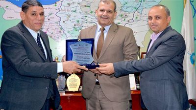 كلية تكنولوجيا الصناعة والطاقة تكرم رئيس مياه الفيوم