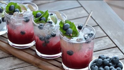 ودِّعي رمضان وزيني سفرتك بعصير التوت المنعش