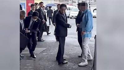 بطولة حارس شخصي تنقذ رئيس وزراء اليابان من محاولة اغتيال.. شاهد