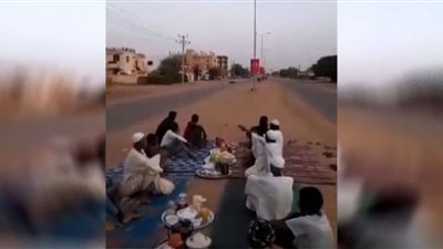 على دوى طلقات المدافع.. مائدة إفطار رمضانية لعدد من الأسر بالخرطوم