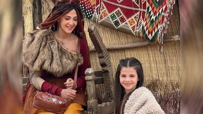 دنيا سمير غانم تشارك الجمهور بصورها مع ابنتها كايلا من مسلسل جت سليمة