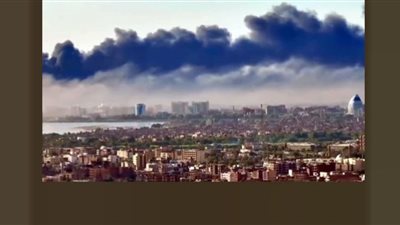 الاشتباكات العنيفة تغطي سماء الخرطوم بسحب دخان.. شاهد