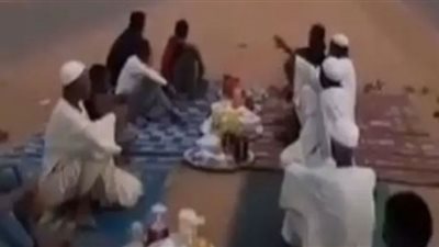 سودانيون يتحدون الرصاص بمائدة إفطار متواضعة على الطريق.. فيديو