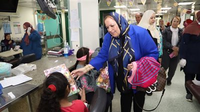 جولة نائب رئيس جامعة عين شمس بأجنحة مستشفى الدمرداش (صور)