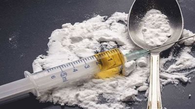 حبس عاطل ضبط بهيروين وآيس داخل المطار