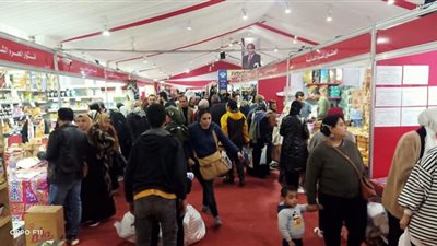 إقبال المواطنين على معارض 