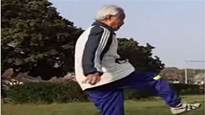 لاعب كرة قدم في عمر الــ80 عامًا| فيديو