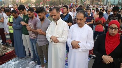 الأزهر للفتوى يوضح حكم صلاة المرأة بجوار الرجال دون حائل